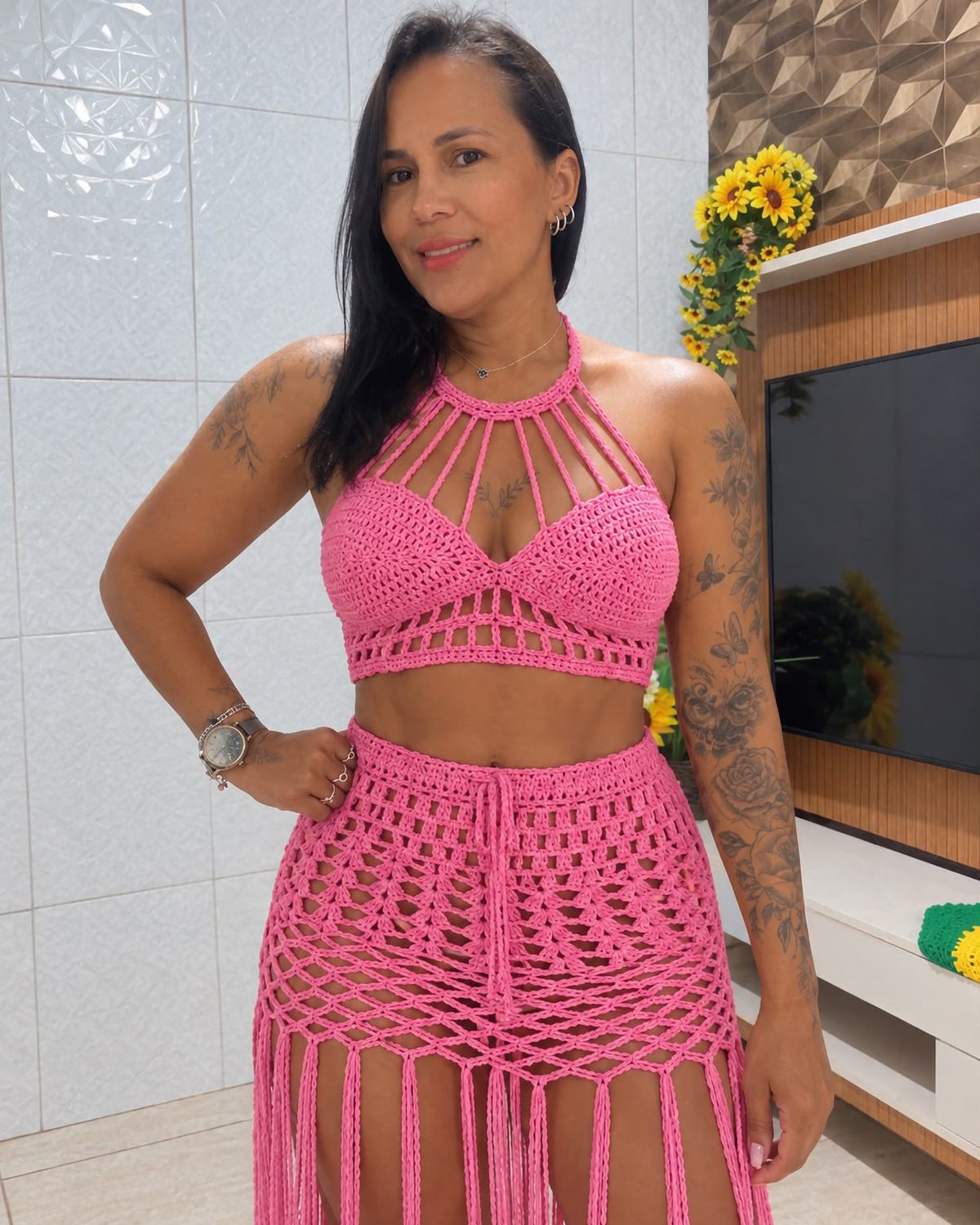 Sirlene usando o Conjunto Maresol rosa, feito por ela